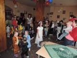 20160307_DSCN3282: Foto: Největší ohlas u dětí sklidila na karnevalu v Retro baru U Nemocnice hra „Židlovaná“