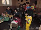 20160307_DSCN3329: Foto: Největší ohlas u dětí sklidila na karnevalu v Retro baru U Nemocnice hra „Židlovaná“