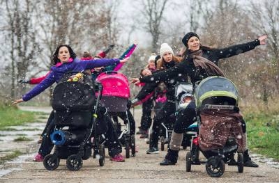 Závody maminek, tatínků, či prarodičů s kočárky odstartuje ve Vorlíčkových sadech