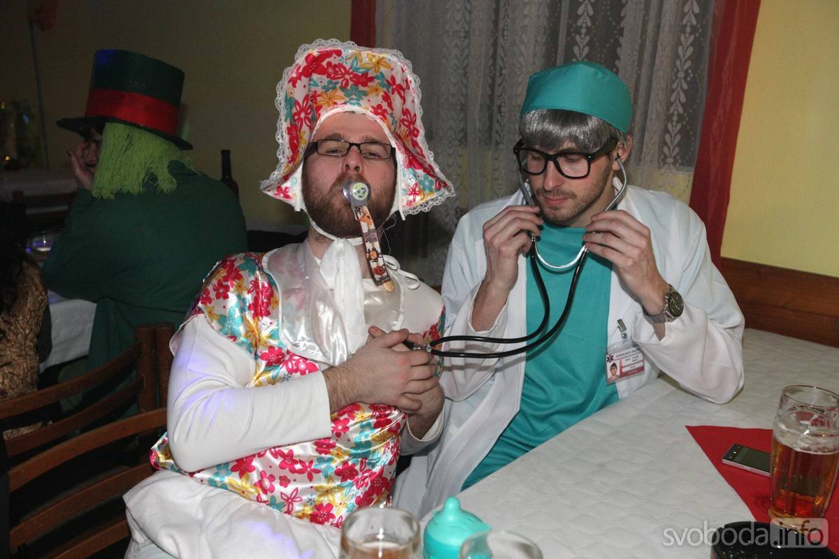 Foto: Karnevalový víkend Na Baště odstartoval Maškarní bál pro dospěláky