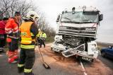 Foto: Dopravu mezi Kolínem a Kutnou Horou blokuje nehoda dvou kamionů
