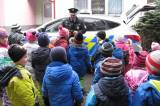 Policisté na návštěvě v malešovské školce, předvedli i nové služební vozidlo