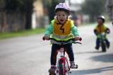 Foto: Děti v Chotusicích v úterý osedlaly odrážedla a kola a vyrazily do závodu!