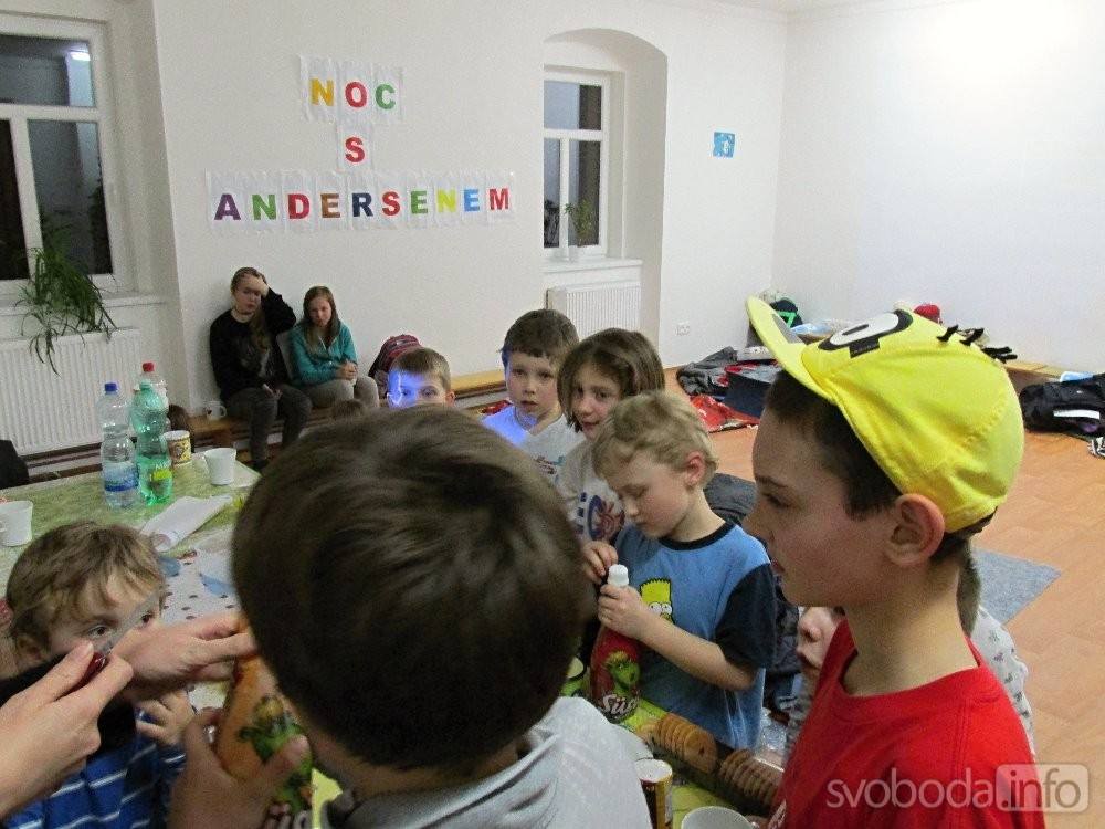 Sedmá Noc s Andersenem v Bohdanči - roztančená, expedice z pohlednice, hry, čtení a zábava