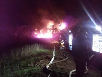 S požárem čáslavské skládky bojují profesionální, dobrovolní hasiči i vrtulník