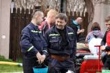 20160424_IMG_0912: Foto: Z poháru starosty obce Hostovlice se radují hasiči z Kynice a hasičky z Golčova Jeníkova