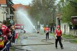 20160424_IMG_1085: Foto: Z poháru starosty obce Hostovlice se radují hasiči z Kynice a hasičky z Golčova Jeníkova
