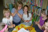 Nocování v knihovně aneb Vítězná NEJ... čtenářská třída si užívala svou odměnu