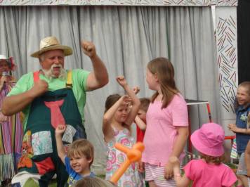 Foto: Třídvorské děti bavil rodinný cirkus Paldus