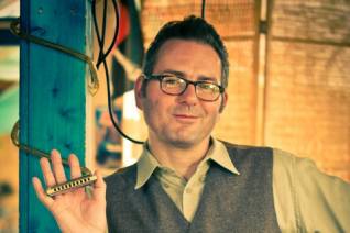Mistr foukací harmoniky Charlie Slavík předvede své umění v Café Green