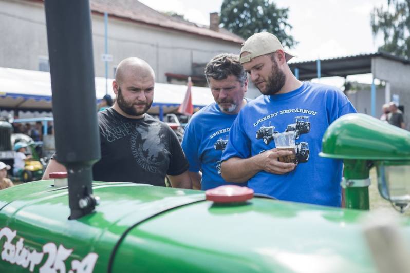 Foto: Žďárec u Seče hostil další ročník přehlídky Železnohorský traktor