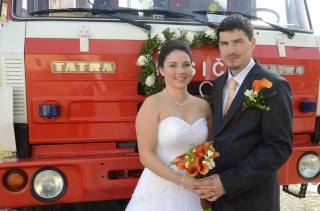 Foto: Hasičská svatba - ženich si pro nevěstu dojel do Krchleb se stříkačkou!