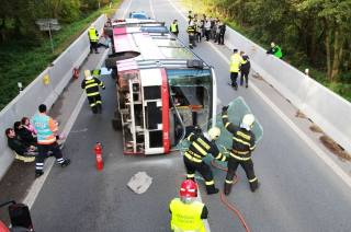 Českobrodskou uzavřela nehoda autobusu, naštěstí jen cvičně