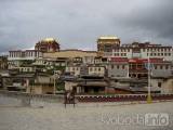 20161024103840_cina14: 5_Klášter tibetského budhismu Ganden Sumtseling ve městě Shangri-la. Toto Tibeťany obývané území je součástí Číny - NÁZOR: Dalajlama a monzun smradlavého bahna