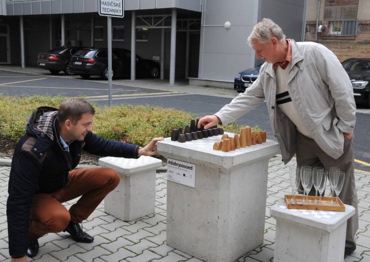 Kolínská nemocnice dostala venkovní šachový stolek