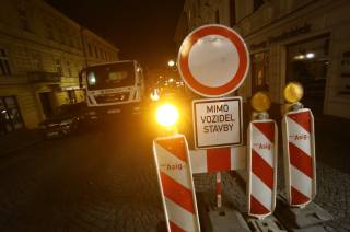 Kolínskou Kouřimskou ulici večer uzavřela havárie vodovodního potrubí