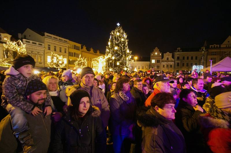 Foto: K prasknutí zaplněné Karlovo náměstí v Kolíně sledovalo rozsvícení vánočního stromu