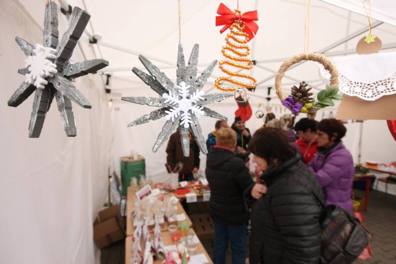Adventní náladu dokreslí sobotní Vánoční trhy na náměstí ve Zbraslavicích