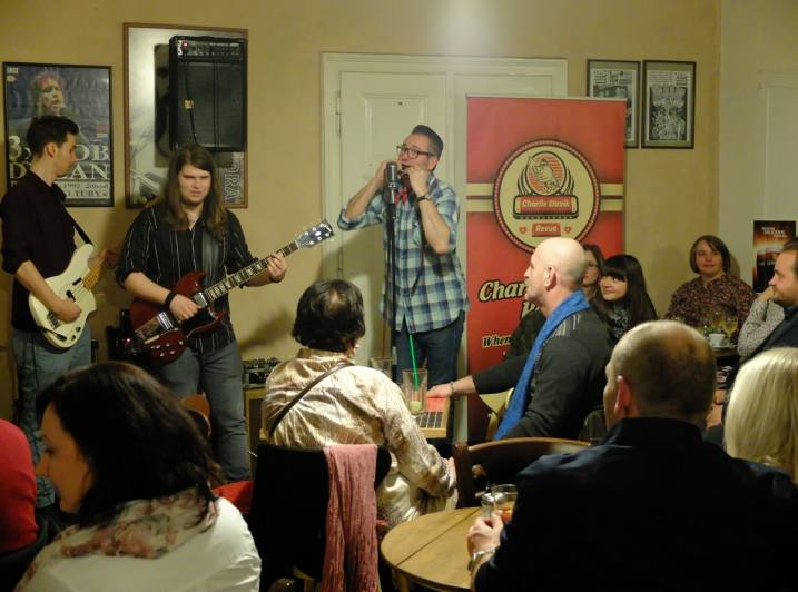 Foto: V kavárně Blues café zněla foukací harmonika Charliho Slavíka