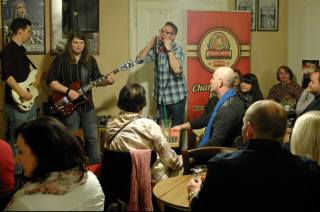 Foto: V kavárně Blues café zněla foukací harmonika Charliho Slavíka