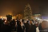 20161214191613_5G6H8268: Foto: Čáslaváci si zazpívali koledy u vánočního stromu na náměstí