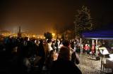 20161214191616_5G6H8348: Foto: Čáslaváci si zazpívali koledy u vánočního stromu na náměstí