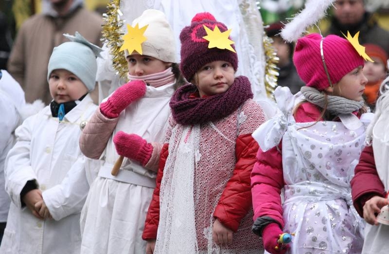 Foto, video: Na vánočním jarmarku v Pohádce nechyběla dražba kapříka „Petříka“