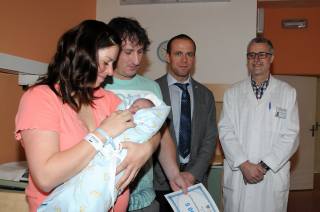 Prvnímu narozenému miminku roku s bydlištěm v Kolíně přišel pogratulovat místostarosta Kašpar