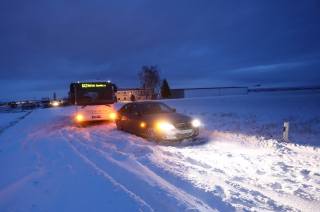 Sněhová kalamita u letiště, v závěji uvízl autobus i BMW