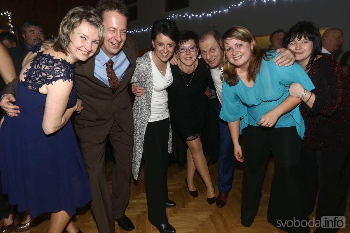 Foto: Novodvorští myslivci řádili na plese v Hlízově