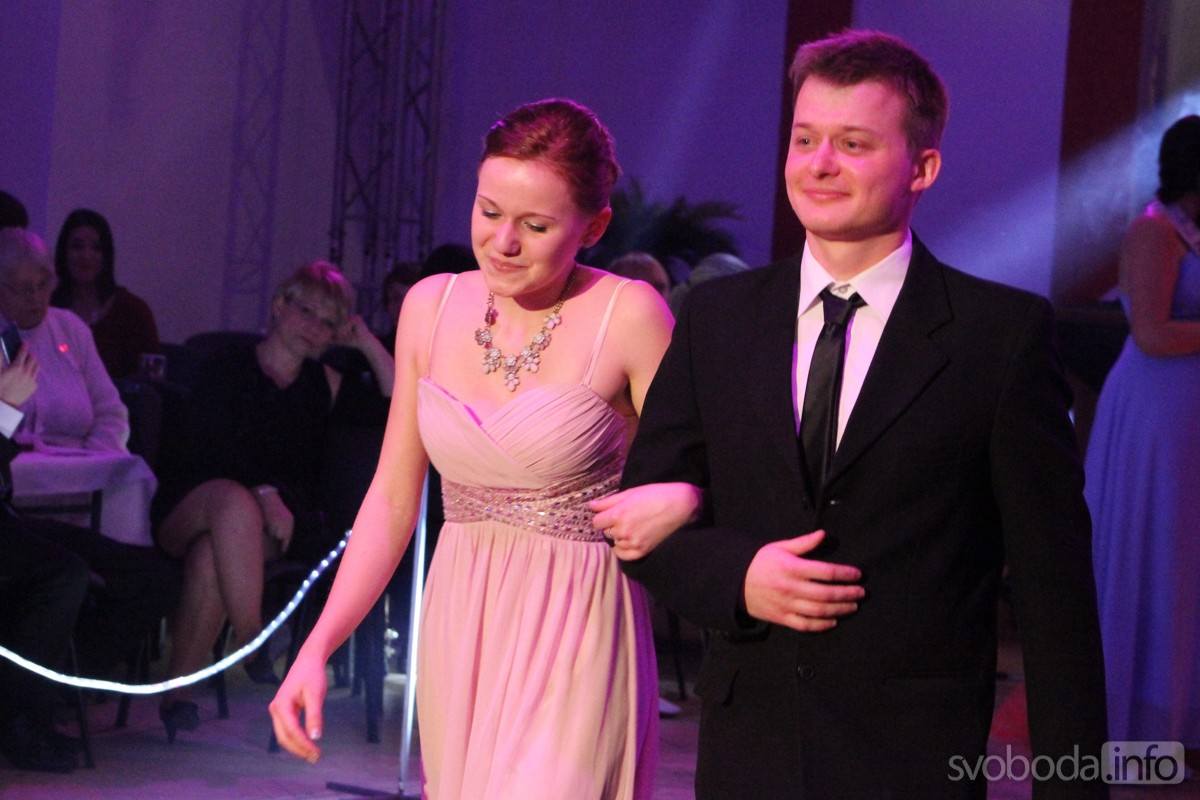 Foto: Další dvě třídy SOŠ a SOU řemesel Kutná Hora si užily maturitní ples v kutnohorském Lorci
