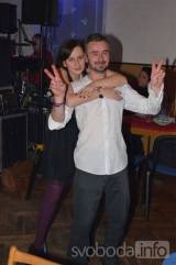 20170118090037_DSC_1375: Foto: V Bratčicích na plese to rozbalili sportovci, tančili i na stolech!