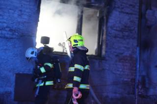 Foto: Při požáru rodinného domku se v Sendražicích popálili dva lidé