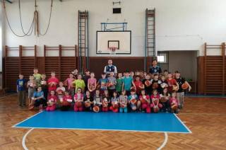 Foto: Basketbalisté navštívili kolínskou Jedničku