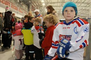 Foto: Desítky dětí si na čáslavském zimním stadionu v rámci "Týdne hokeje" vyzkoušely roli hokejisty