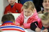 20170128153637_IMG_6423: Foto: Desítky dětí si na čáslavském zimním stadionu v rámci "Týdne hokeje" vyzkoušely roli hokejisty