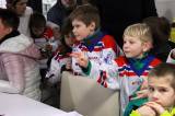 20170128153637_IMG_6428: Foto: Desítky dětí si na čáslavském zimním stadionu v rámci "Týdne hokeje" vyzkoušely roli hokejisty
