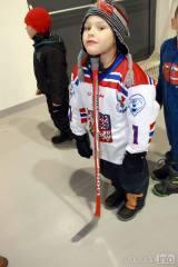 20170128153638_IMG_6433: Foto: Desítky dětí si na čáslavském zimním stadionu v rámci "Týdne hokeje" vyzkoušely roli hokejisty