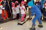 20170128153638_IMG_6439: Foto: Desítky dětí si na čáslavském zimním stadionu v rámci "Týdne hokeje" vyzkoušely roli hokejisty