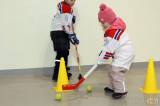 20170128153640_IMG_6475: Foto: Desítky dětí si na čáslavském zimním stadionu v rámci "Týdne hokeje" vyzkoušely roli hokejisty