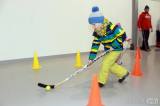 20170128153641_IMG_6481: Foto: Desítky dětí si na čáslavském zimním stadionu v rámci "Týdne hokeje" vyzkoušely roli hokejisty
