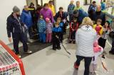 20170128153641_IMG_6482: Foto: Desítky dětí si na čáslavském zimním stadionu v rámci "Týdne hokeje" vyzkoušely roli hokejisty