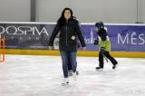 20170128153642_IMG_6496: Foto: Desítky dětí si na čáslavském zimním stadionu v rámci "Týdne hokeje" vyzkoušely roli hokejisty