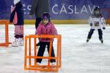 20170128153643_IMG_6502: Foto: Desítky dětí si na čáslavském zimním stadionu v rámci "Týdne hokeje" vyzkoušely roli hokejisty