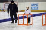 20170128153643_IMG_6505: Foto: Desítky dětí si na čáslavském zimním stadionu v rámci "Týdne hokeje" vyzkoušely roli hokejisty