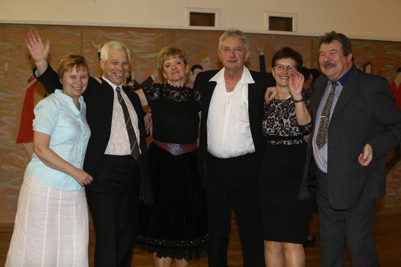 Foto: Hasiči provedli partnerky na plese v Pečkách