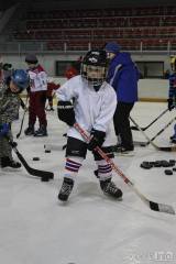 20170130090745_IMG_2857: Hokej si v Čáslavi vyzkoušela téměř stovka dětí!