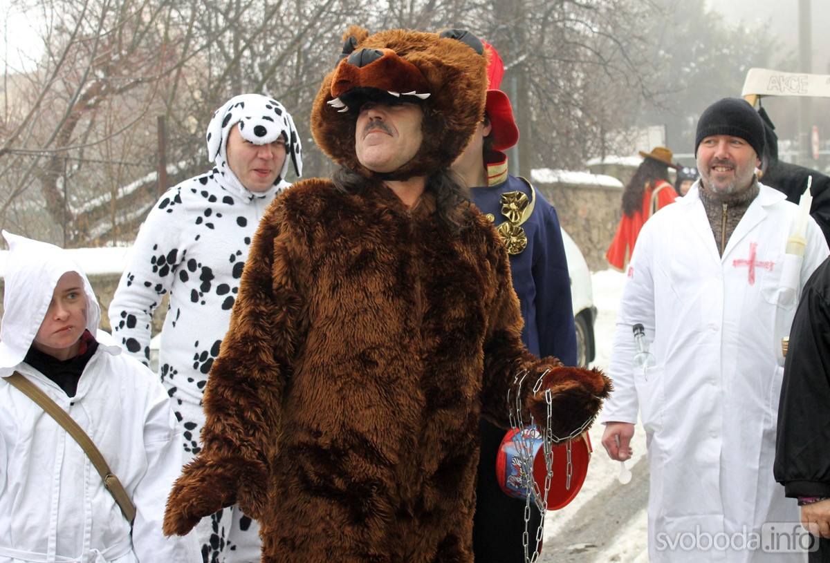 Foto: Masopustní průvod s medvědem prošel klikatými uličkami Kaňku