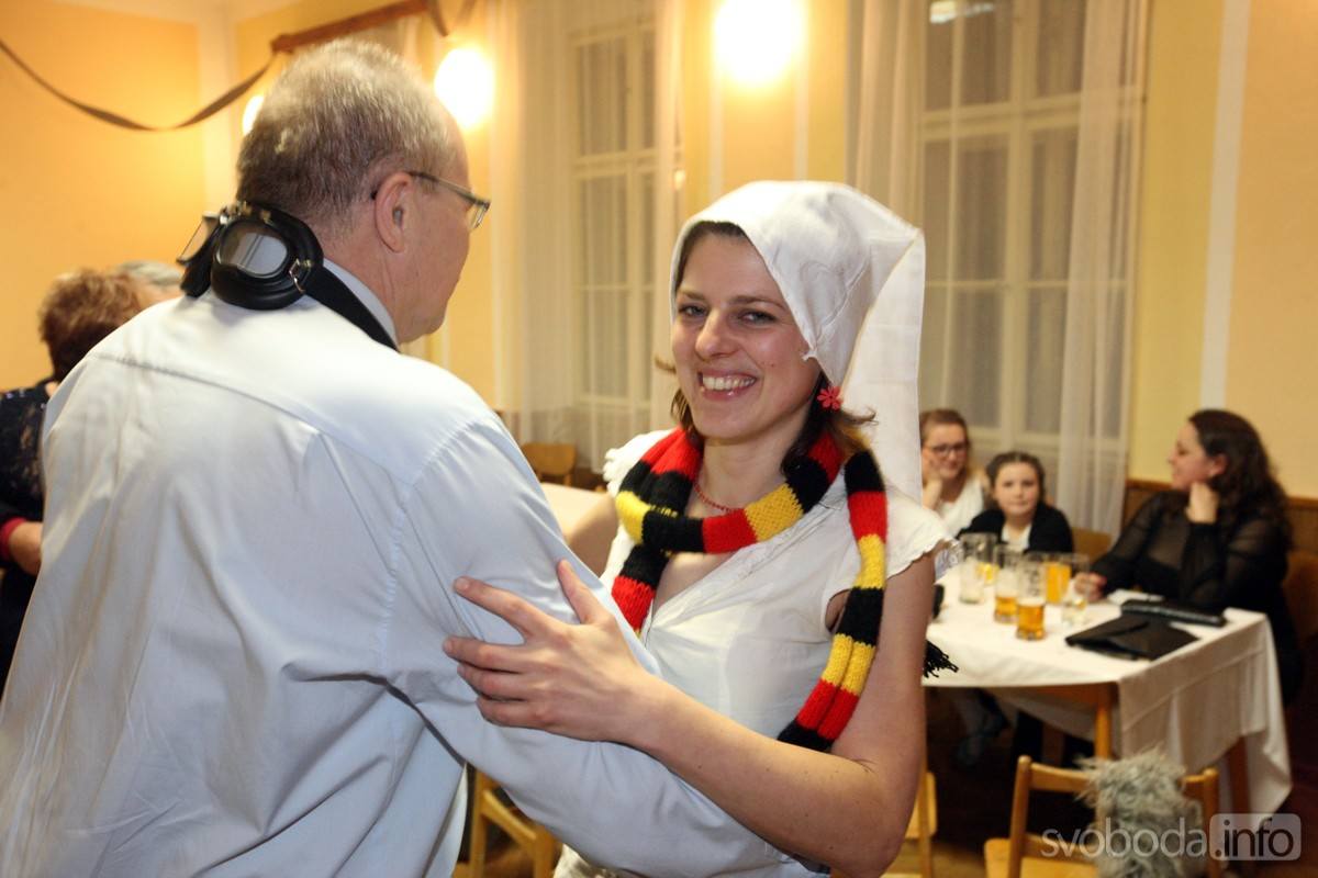 Foto: Hasiči v Hraběšíně si užili tanec, pití i tombolu