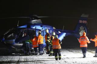 Foto: Mladého řidiče musel po nehodě u Českého Brodu do nemocnice dopravit vrtulník